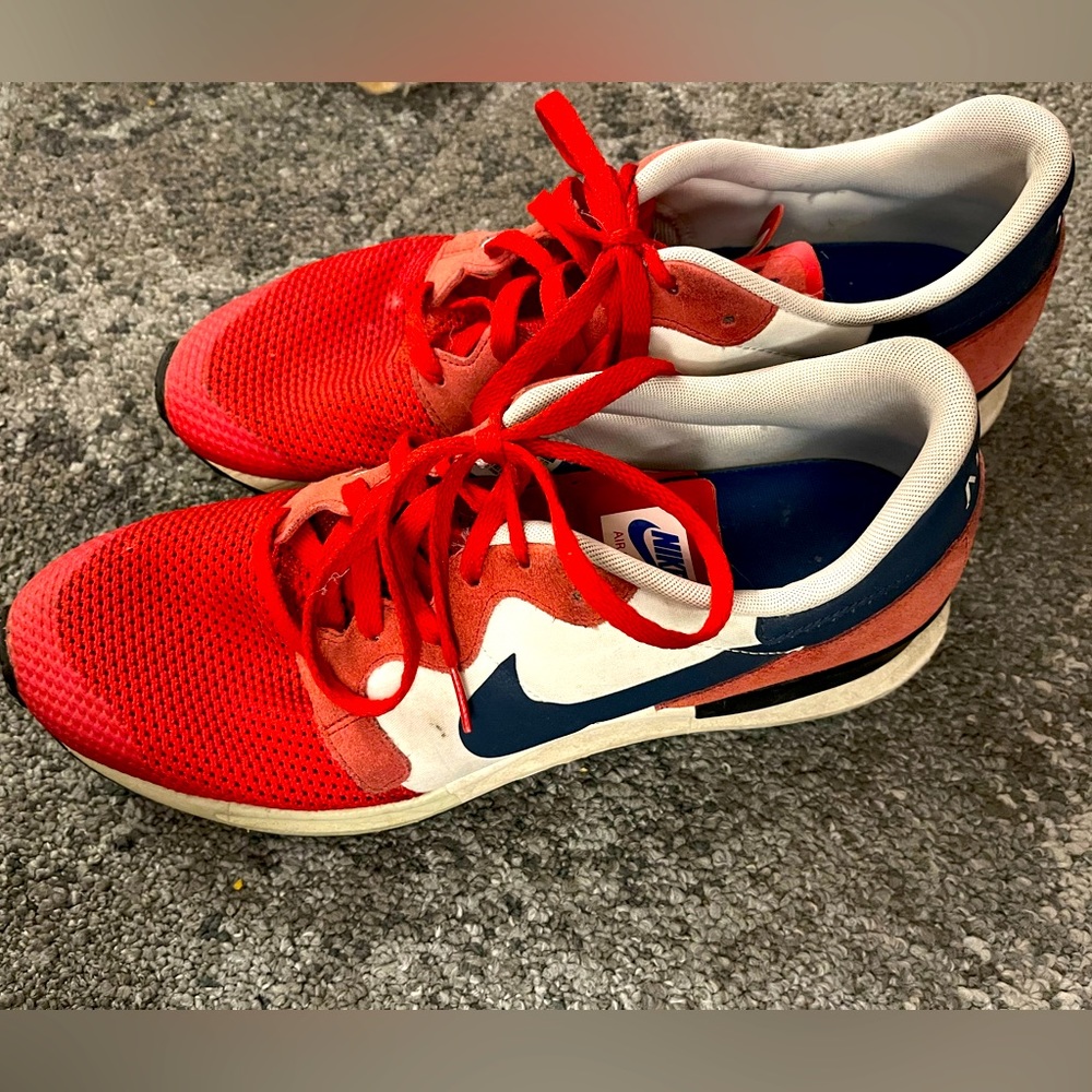 Men’s Nike Air Berwuda red tennis shoes. Rare find. Size 12.
